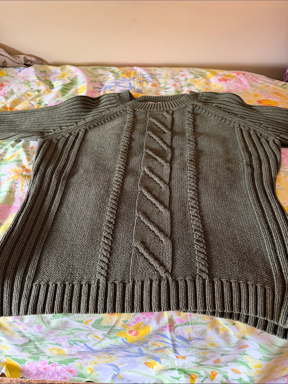 Women’s light olive extra large cableknit sweater